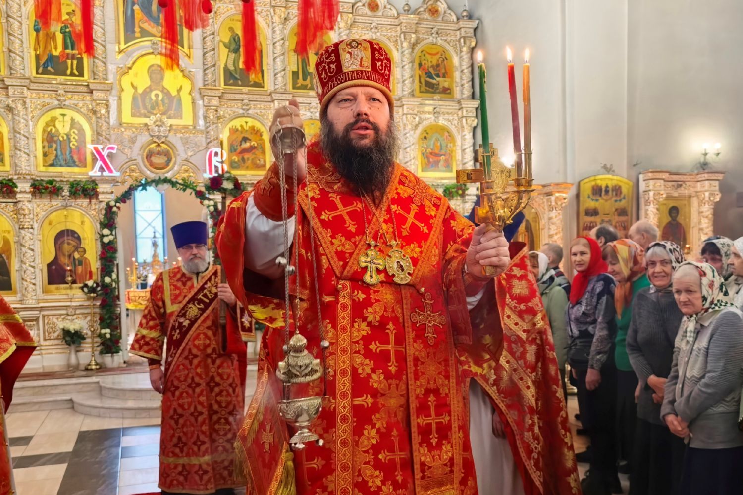 Пасхальная радость и память: владыка Гавриил возглавил службы Радоницы [+Видео]