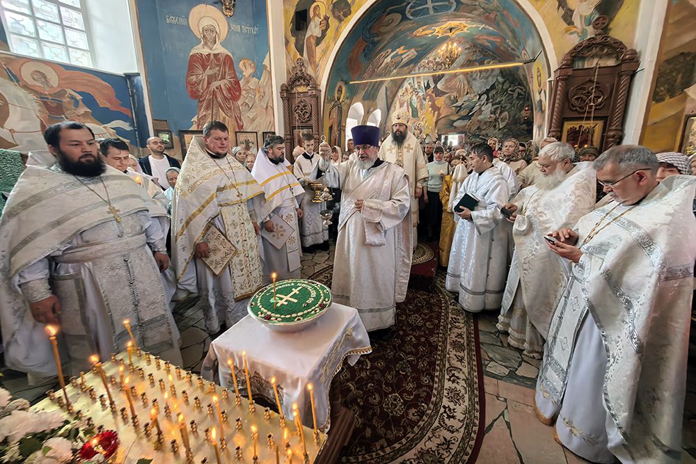 Епископ Гавриил совершил Литургию и Панихиду в Троицкую родительскую субботу