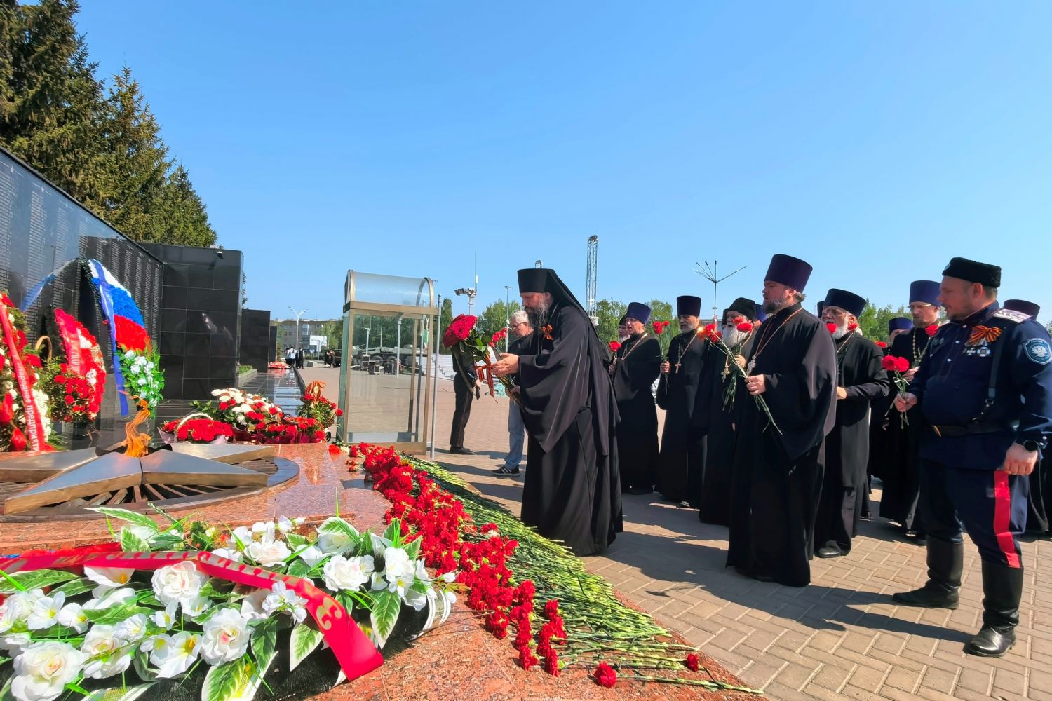 Епископ Гавриил и духовенство Набережночелнинской епархии почтили память павших в Великой Отечественной войне