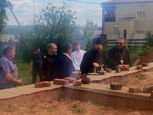 Совещание у фундамента просветительского центра в Агрызе