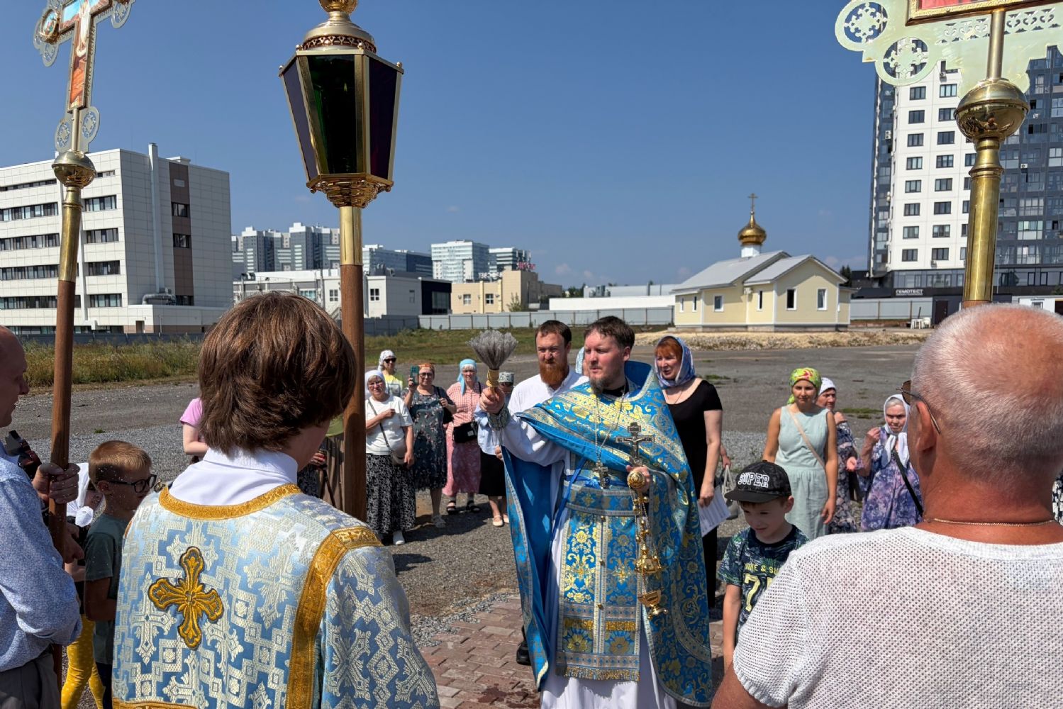 В храме Воскресения Христова прошли первые службы после его освящения