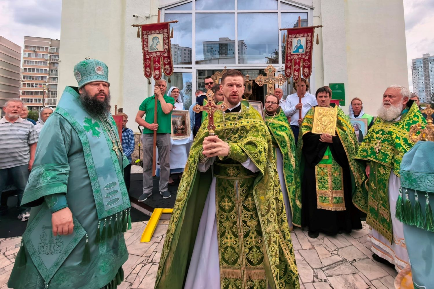 Правящий архиерей совершил Литургию в престольный праздник Серафимовского храма [+Видео]