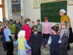 Детская воскресная школа готовиться к встрече Рождества.Увеличить изображение. Размер файла: 234,86 Kb [800X600]