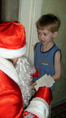Раздача новогодних подарков детям. Увеличить изображение. Размер файла:350,92 Kb [450X800]