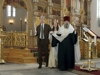 Лишь один из восьми состоящих в браке верующих россиян венчался в Церкви
