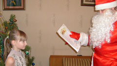 Раздача новогодних подарков детям. Увеличить изображение. Размер файла:324,14 Kb [800X450]