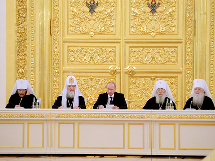 Нужно пустить Церковь в решение социальных проблем, считает Владимир Путин