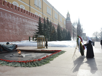 В День защитника Отечества Святейший Патриарх Кирилл возложил венок к могиле Неизвестного солдата