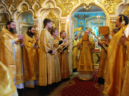 В день трех святителей митрополит Анастасий совершил литургию в Никольском кафедральном соборе г. Казани 