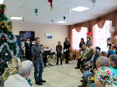 Православная молодежь Елабуги поздравила пожилых людей с Рождеством 