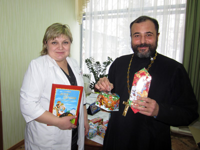 Священник поздравил детей-сирот с Рождеством