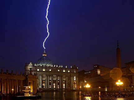 После заявления Папы Римского об уходе в купол базилики св. Петра ударила молния [+видео]